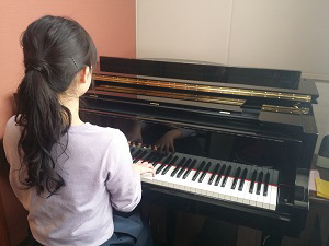 Ｓ室 最新のグランドピアノです。 素晴らしいタッチと音色でレッスン。